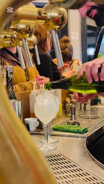 Un verre préparé au comptoir de Chez Pippo